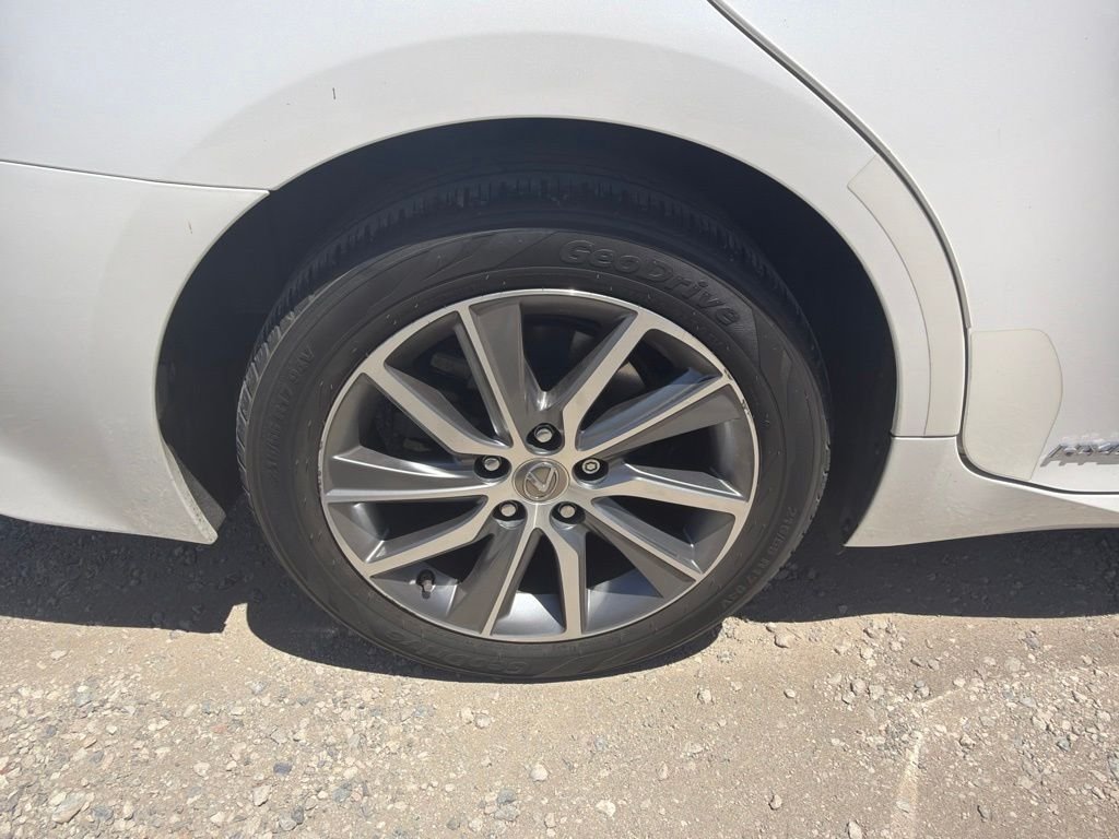 Used 2018 White Pearl Lexus 300h image 13