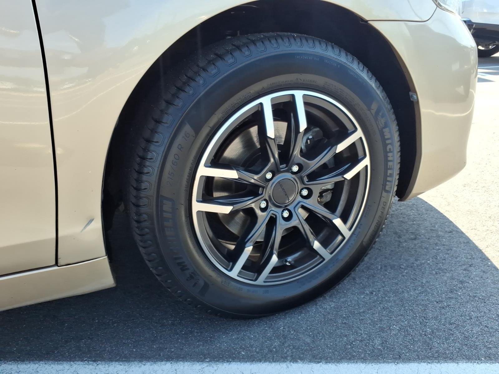 Used 2010  Toyota LE image 12