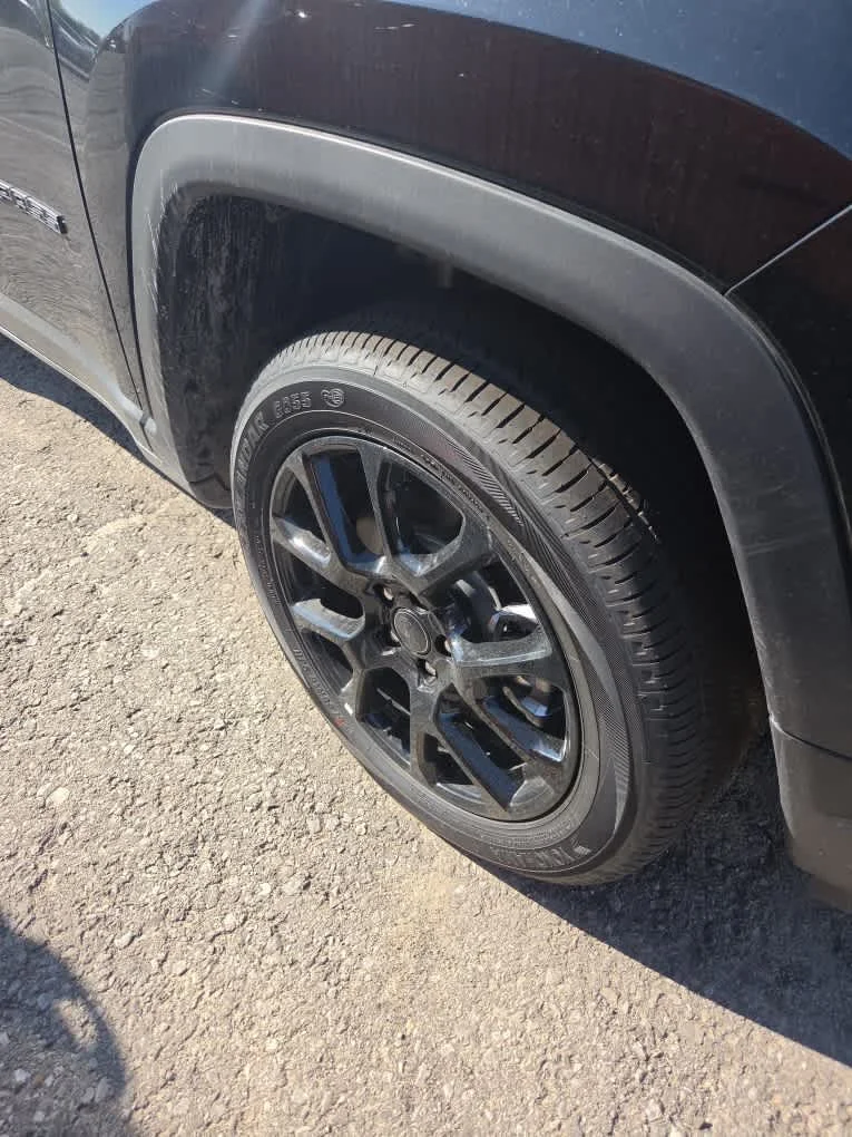 New 2026 Diamond Black Crystal Pearl-Coat Exterior Paint Jeep Latitude Altitude image 4
