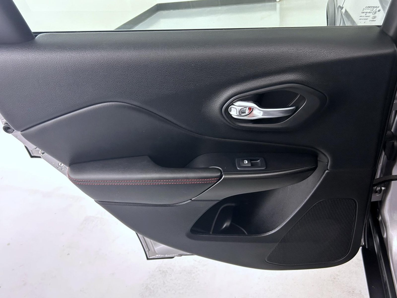 Used 2019 Billet Silver Metallic Jeep Trailhawk image 20