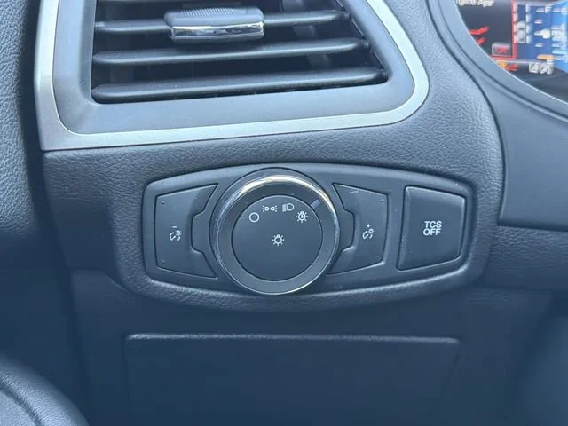 Used 2022 Black Ford SE image 28