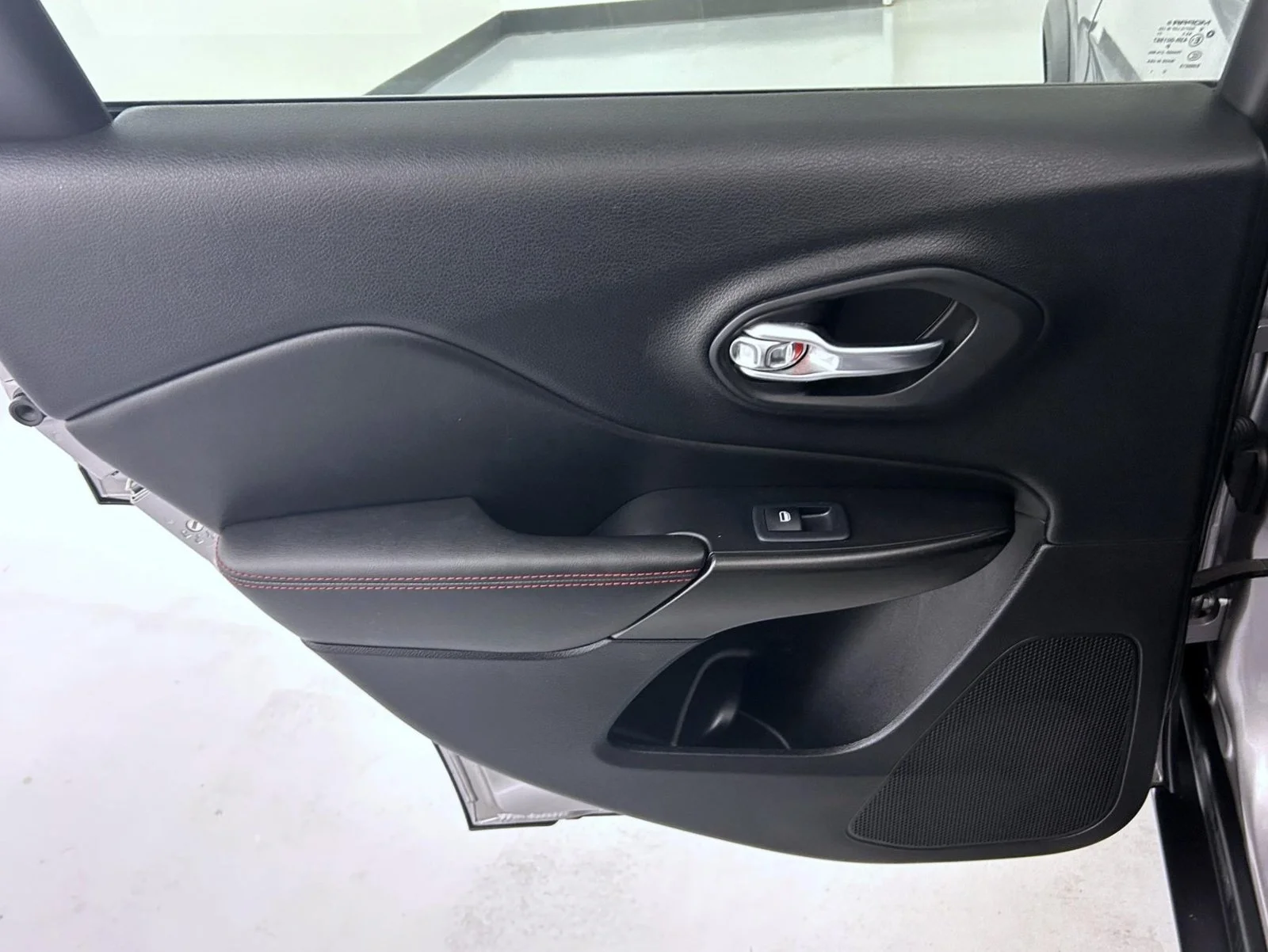 Used 2019 Silver Jeep Trailhawk image 20