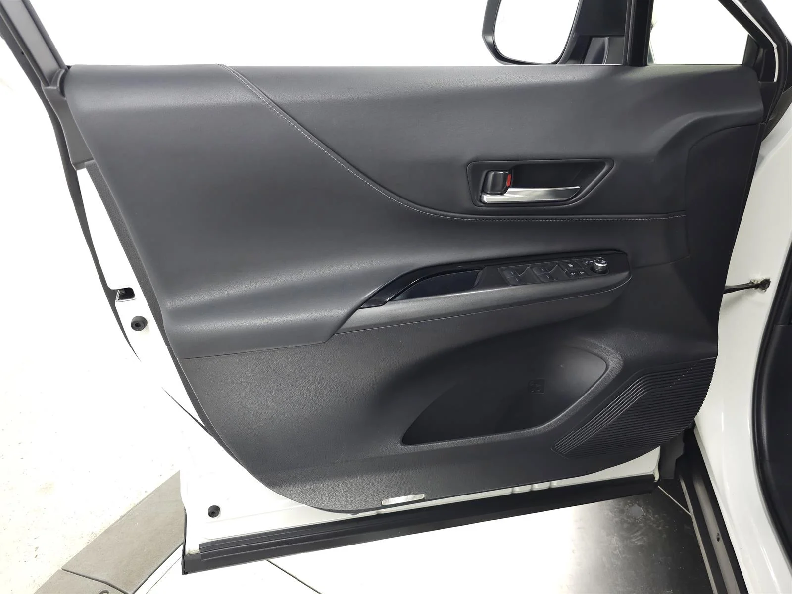 Used 2022 White Toyota LE image 15
