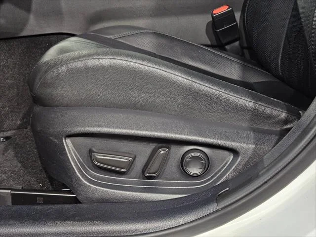 Certified Used 2025 WIND CHILL PEARL Toyota  image 23