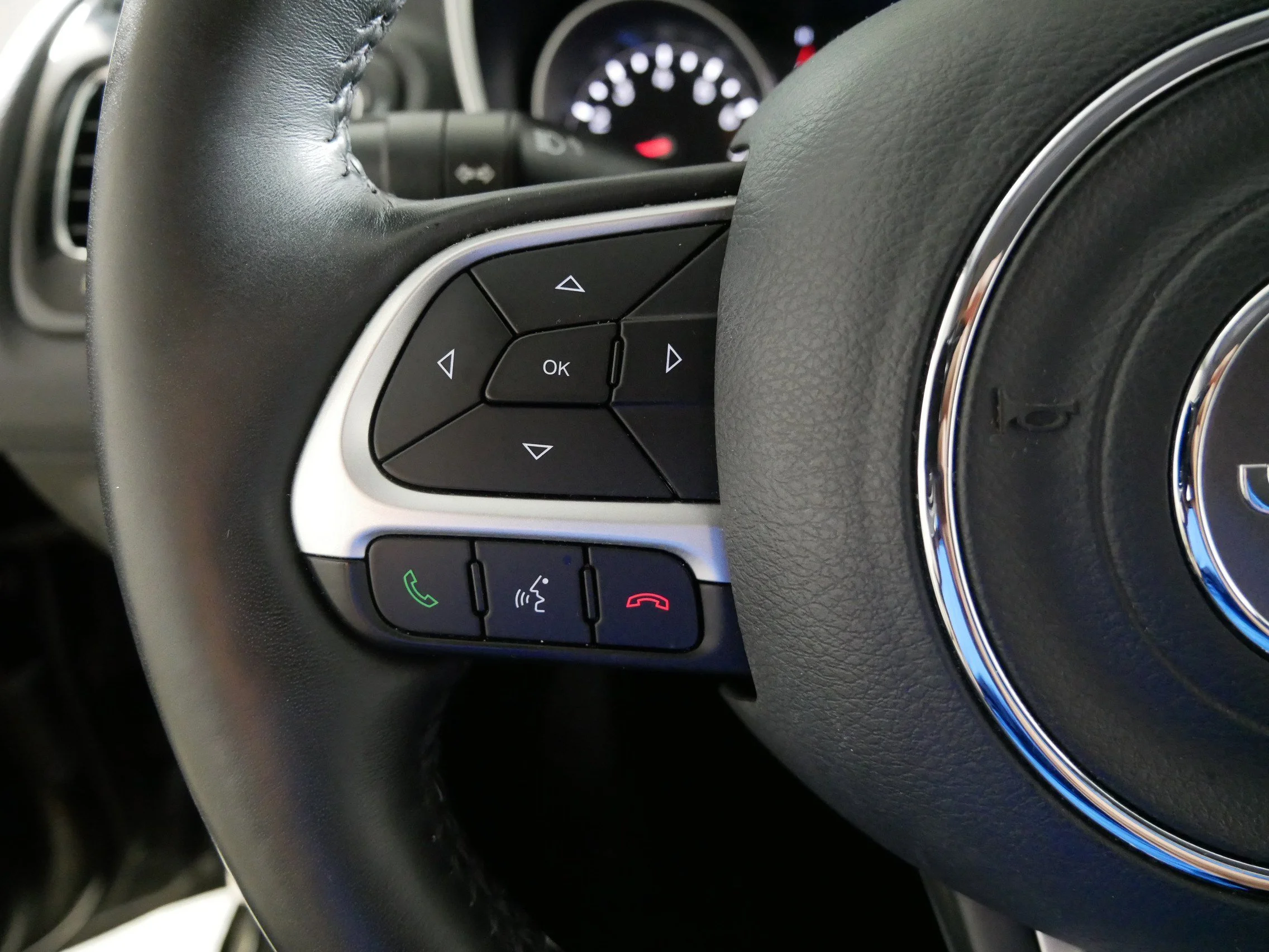 Used 2019 Granite Crystal Metallic Clearcoat Jeep Altitude image 27