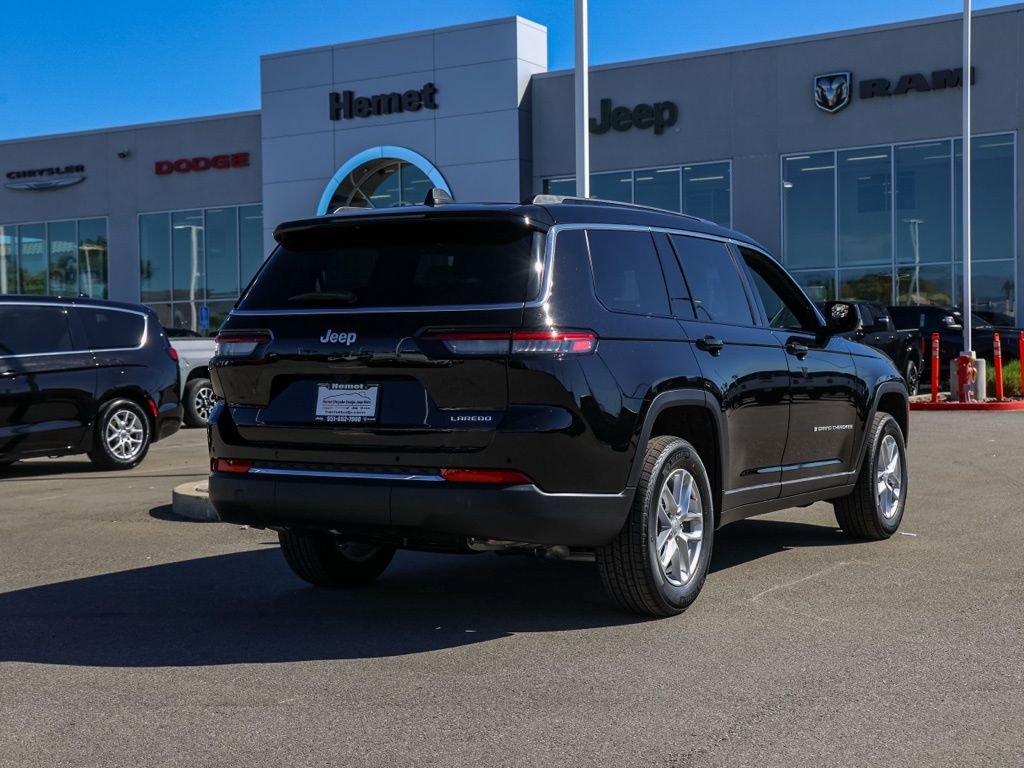 New 2026 Diamond Black Crystal Pearl-Coat Exterior Paint Jeep Laredo image 3