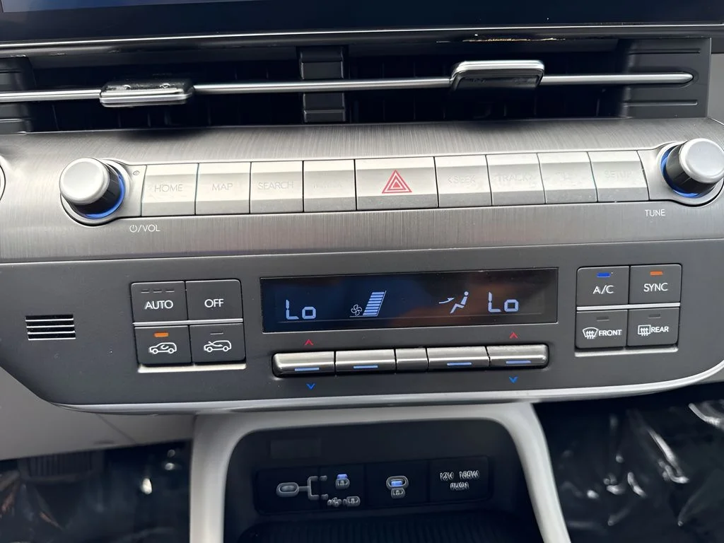 Used 2024 White Hyundai SEL image 18