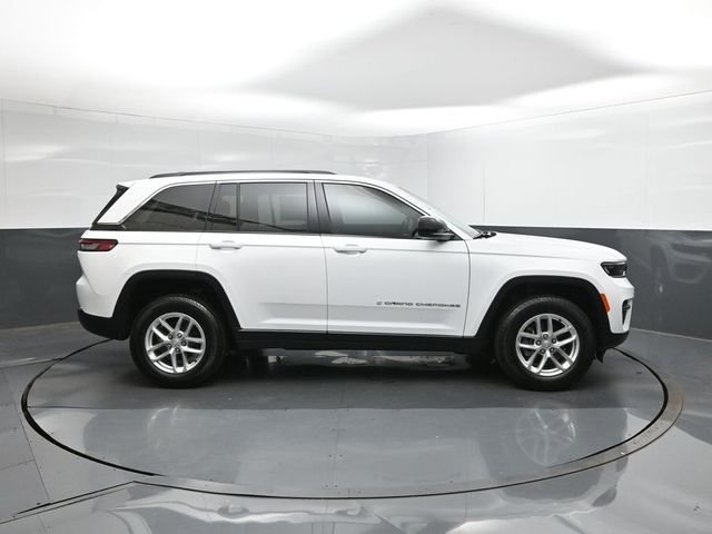 Used 2025 White/off-white Jeep Laredo image 15