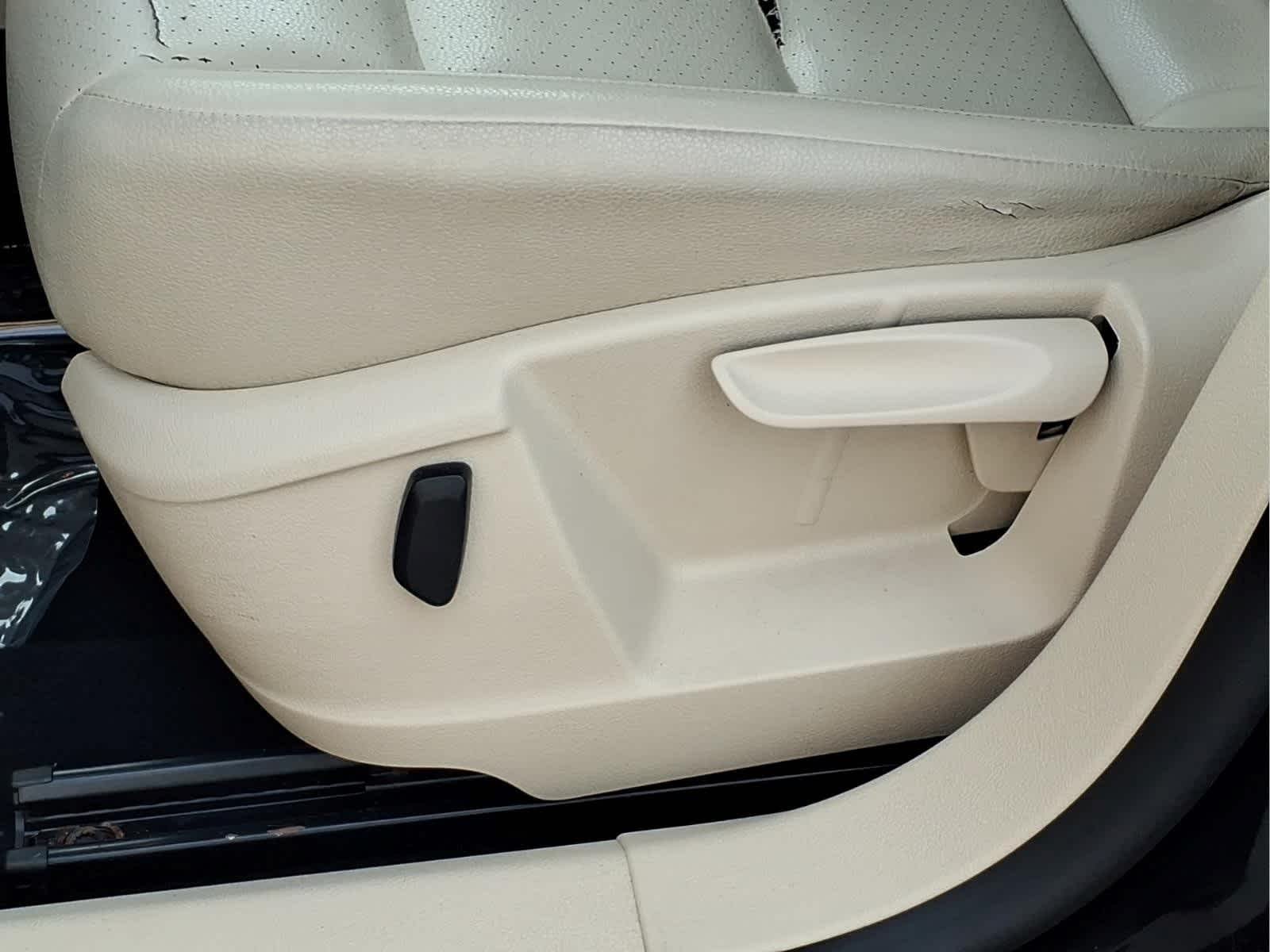 Used 2013 Deep Black Metallic Volkswagen SE w/Sunroof & Nav image 16