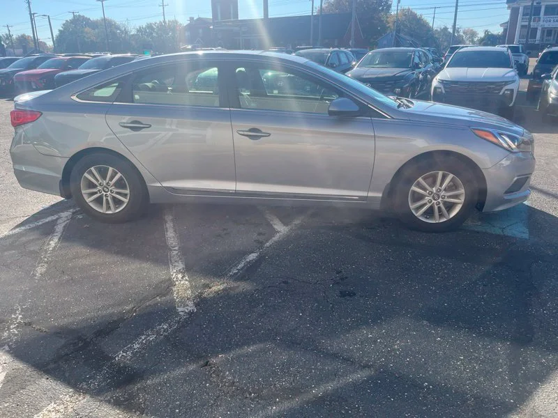 Used 2017 Gray Hyundai SE image 4