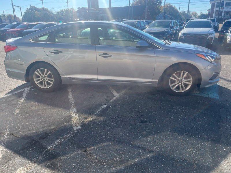 Used 2017 Gray Hyundai SE image 4