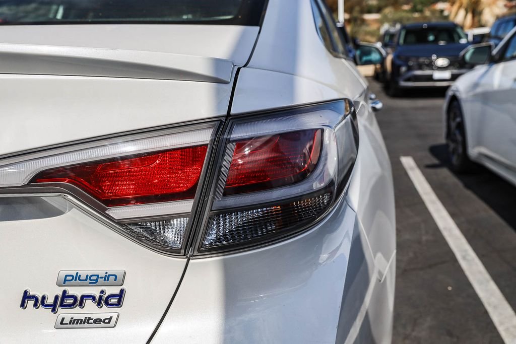 Used 2017 White Hyundai Limited image 8