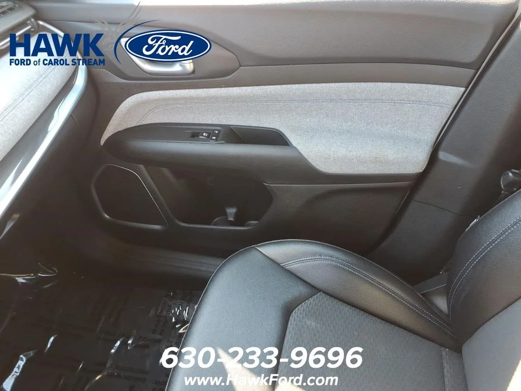 Used 2024 White Jeep Latitude image 26