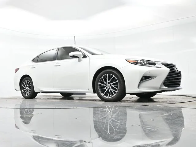 Used 2016 Eminent White Pea Lexus 4DR SDN image 9