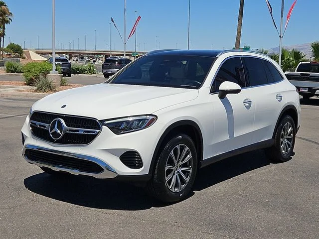 Used 2024  Mercedes-Benz GLC 300 image 2