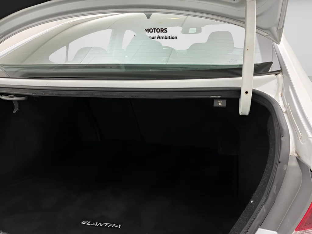 Used 2017 Quartz White Pearl Hyundai Value Edition image 39