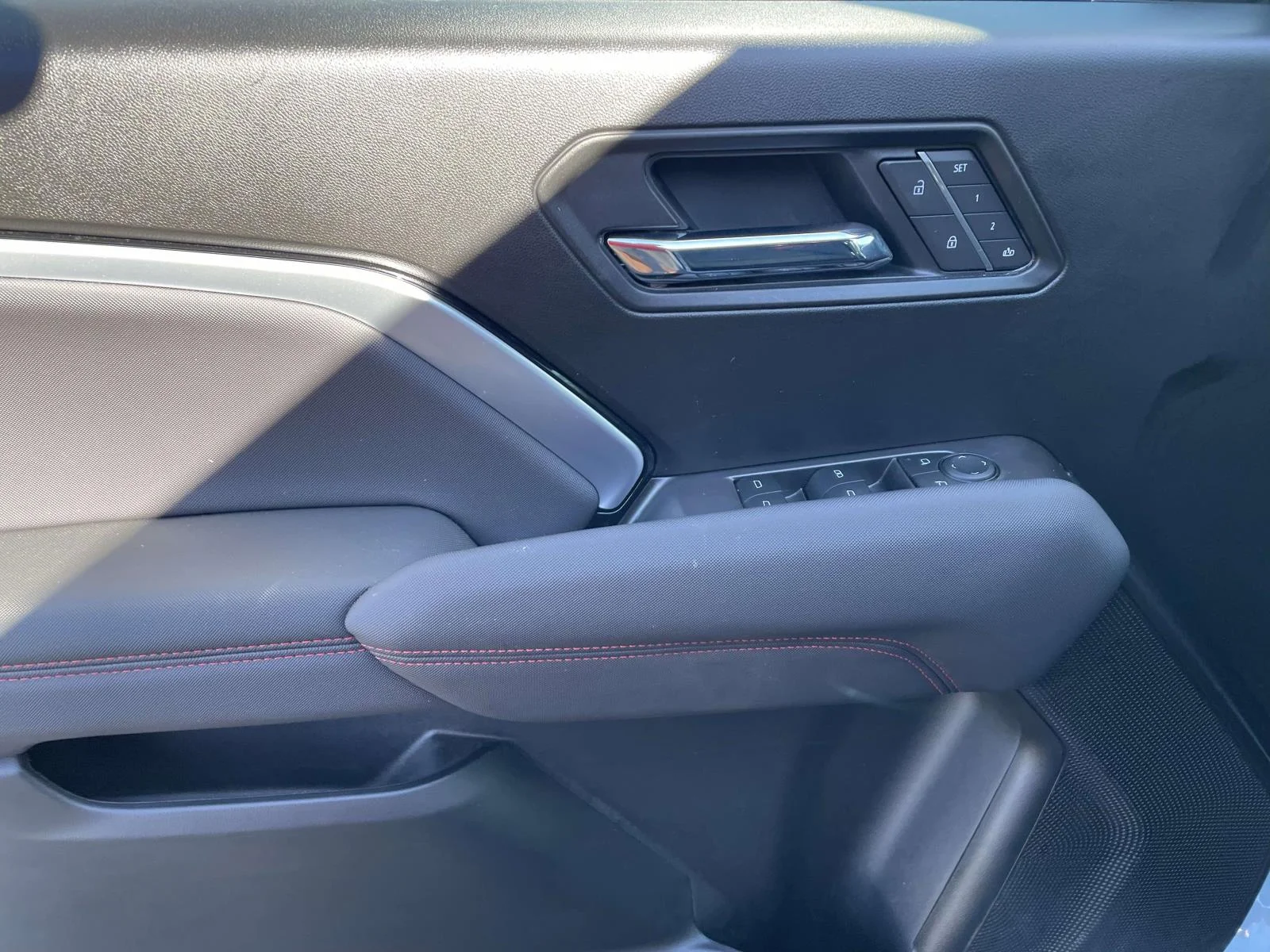 Certified Used 2025 Snowdrift Metallic Chevrolet Z71 image 14