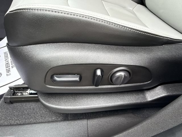 Used 2020 IRIDESCENT PEARL TRICOAT Chevrolet Premier image 21