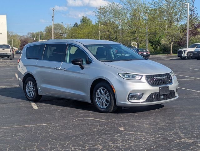 Used 2024 Silver Mist Clearcoat Chrysler Touring L image 4
