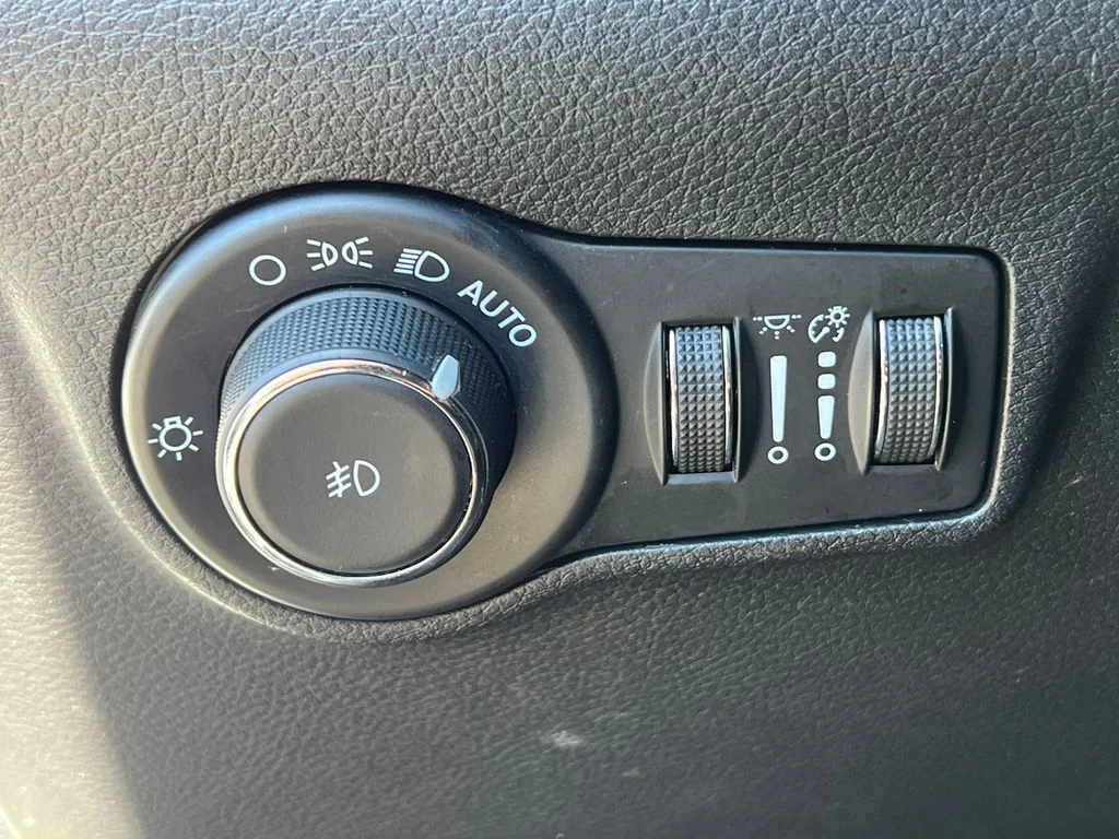 Used 2025 White Jeep Limited image 18