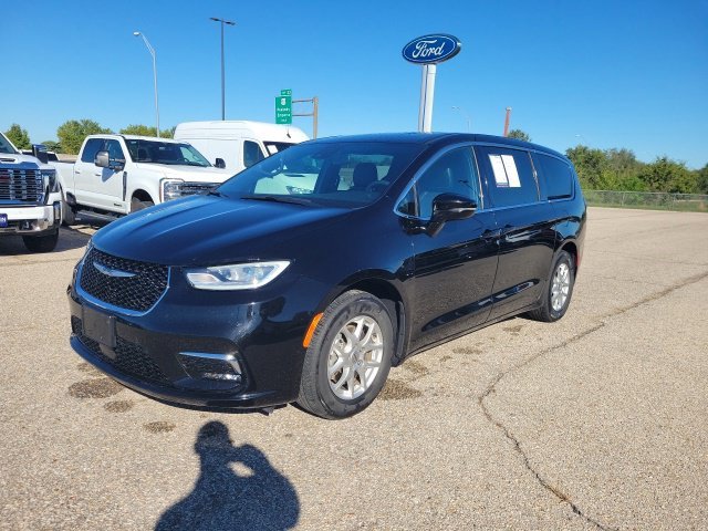 Used 2025 Black Chrysler Select image 19