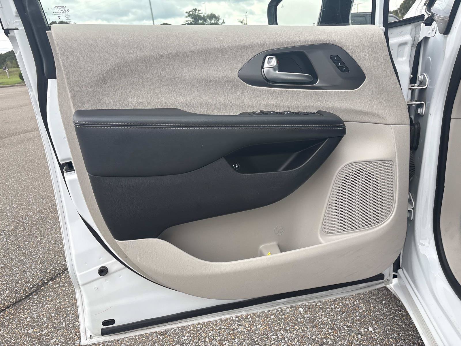 2024 Chrysler Pacifica PHEV Select - Photo 14