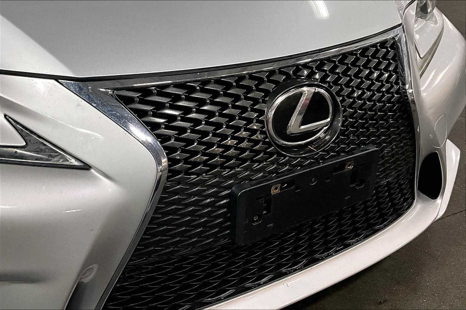 Used 2014 Silver Lining Metallic Lexus  image 29