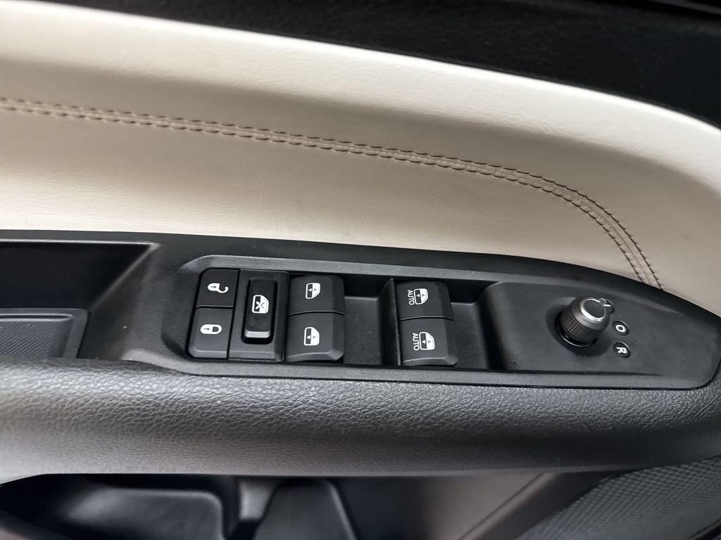 Used 2022 Diamond Black Jeep Limited image 15