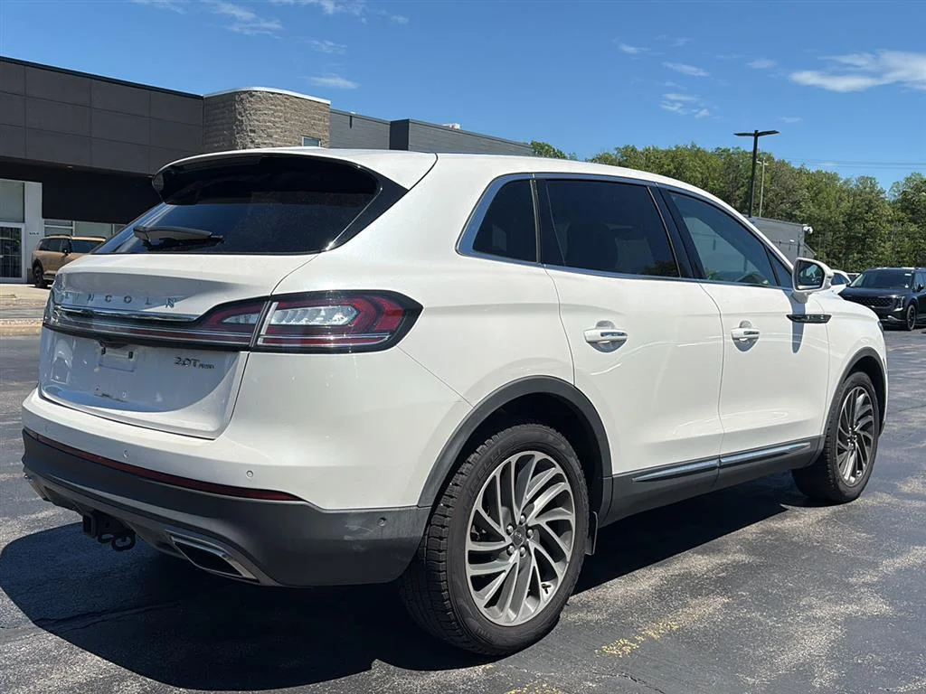 Used 2019 White Platinum Tri-Coat Lincoln Reserve image 16