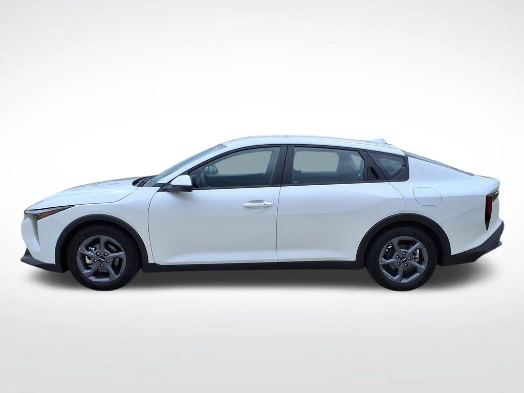 Used 2025 White Kia LXS image 5
