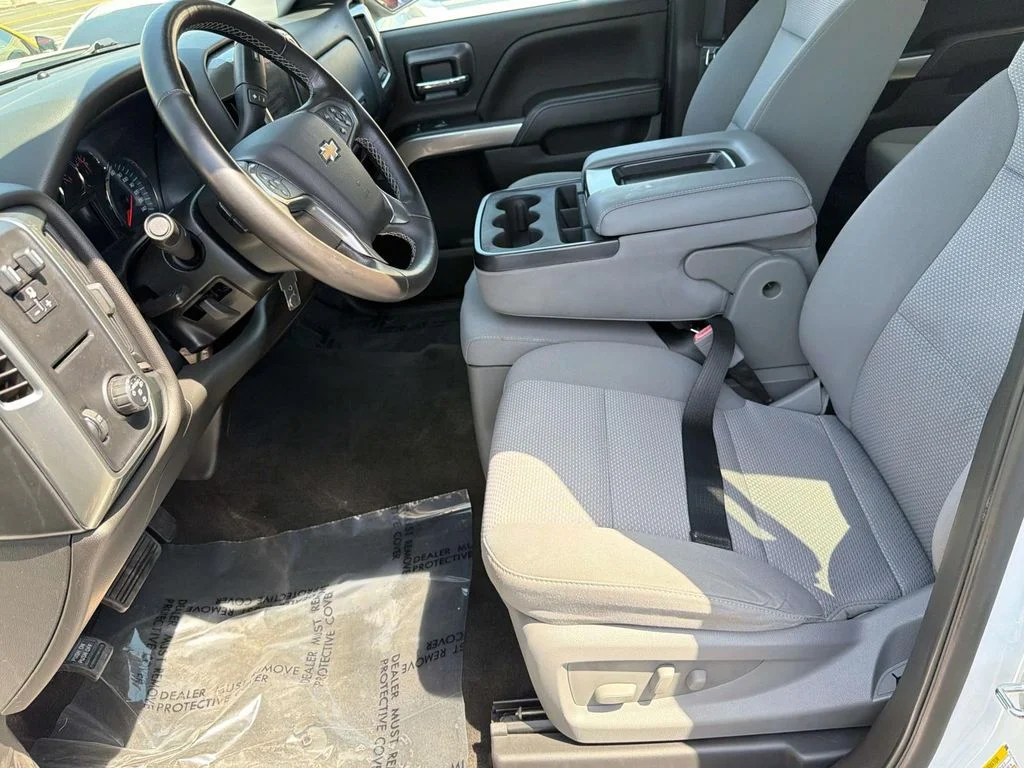 Used 2018 Summit White Chevrolet LT image 29