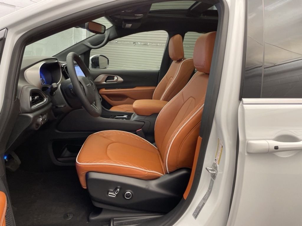 New 2026 Bright White Clear-Coat Exterior Paint Chrysler Pinnacle image 15