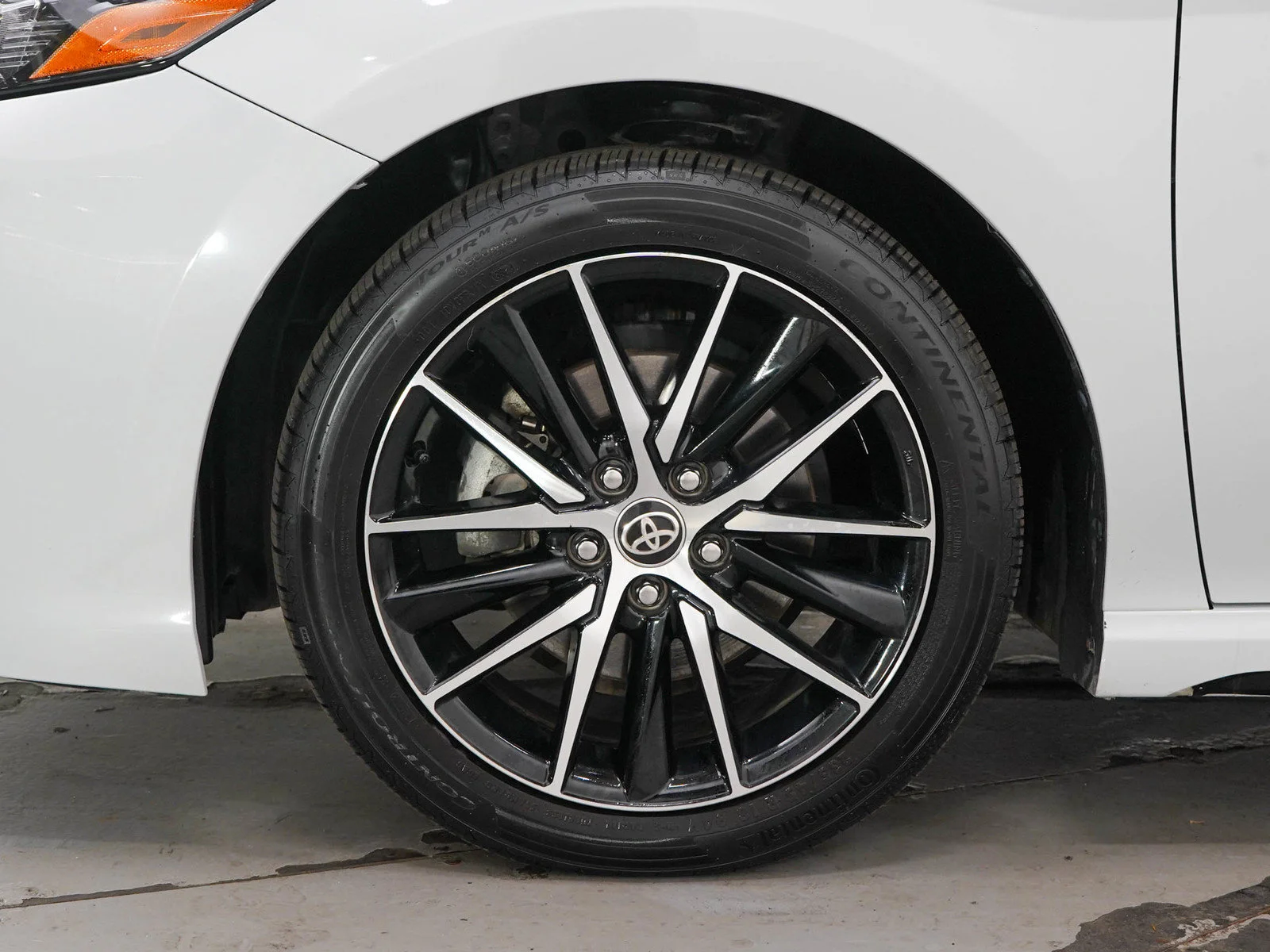 Used 2022  Toyota SE image 27