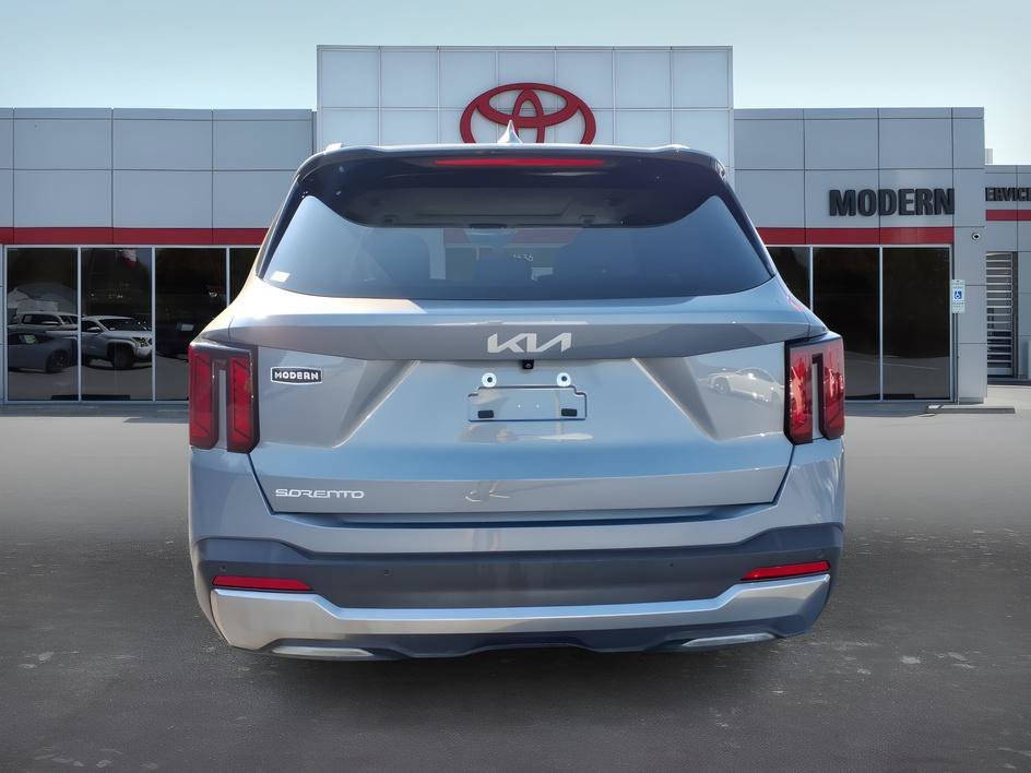 Used 2025 Everlasting Silver Kia S image 4
