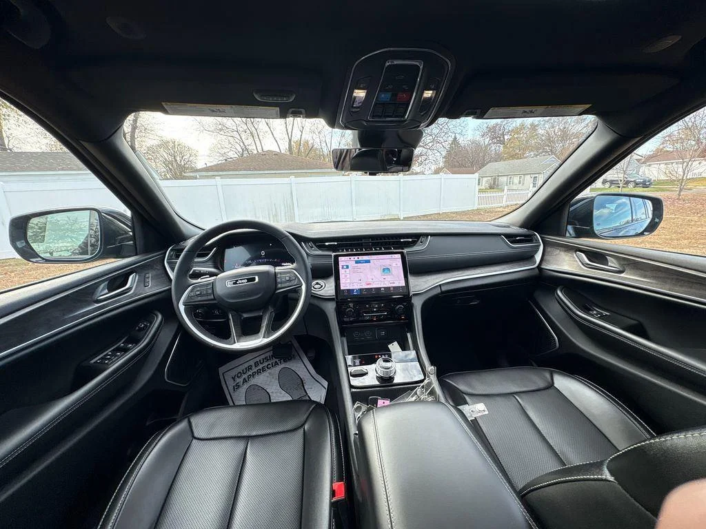 Used 2024 Midnight Sky Jeep Limited image 11