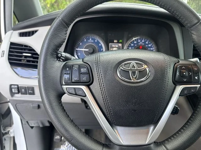 Used 2018 White Toyota XLE image 19