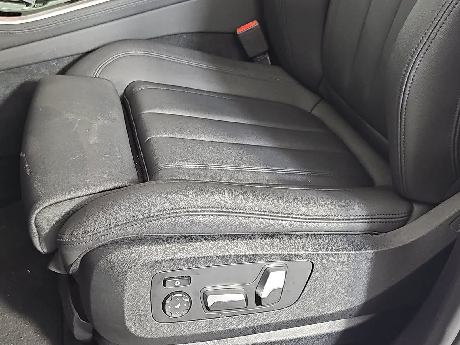 Used 2021 White BMW xDrive40i image 27