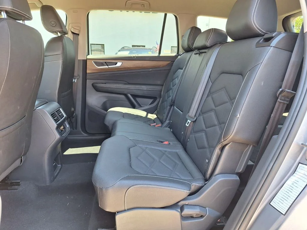 Used 2025  Volkswagen 2.0T SE w/Technology image 22