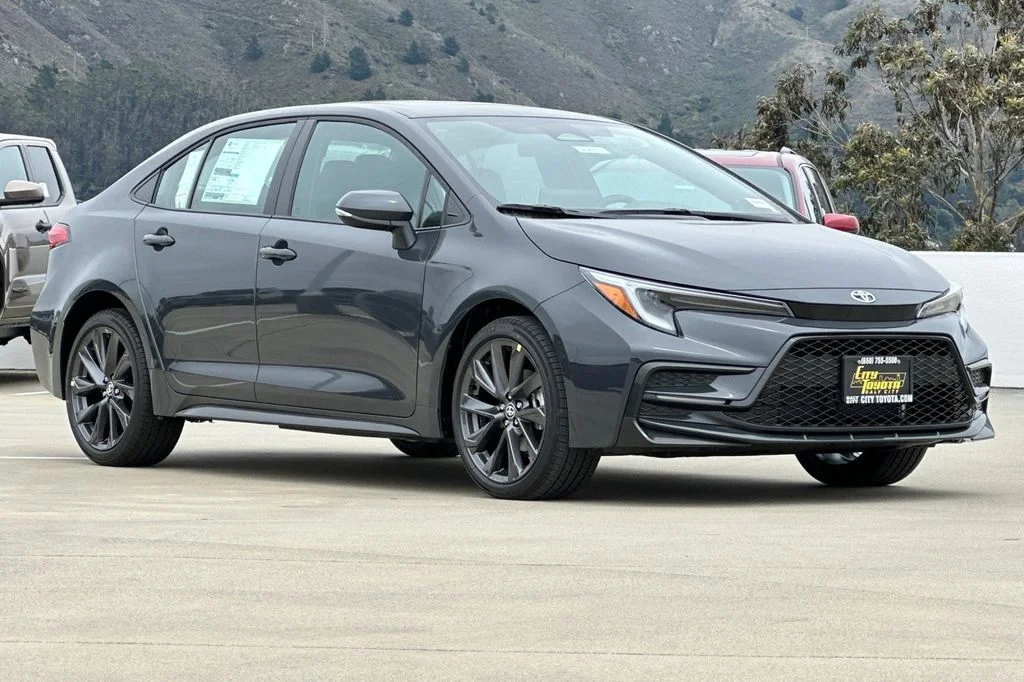 New 2026 Underground with Midnight Black Metallic roof <sup>1</sup> Toyota  XSE image 2