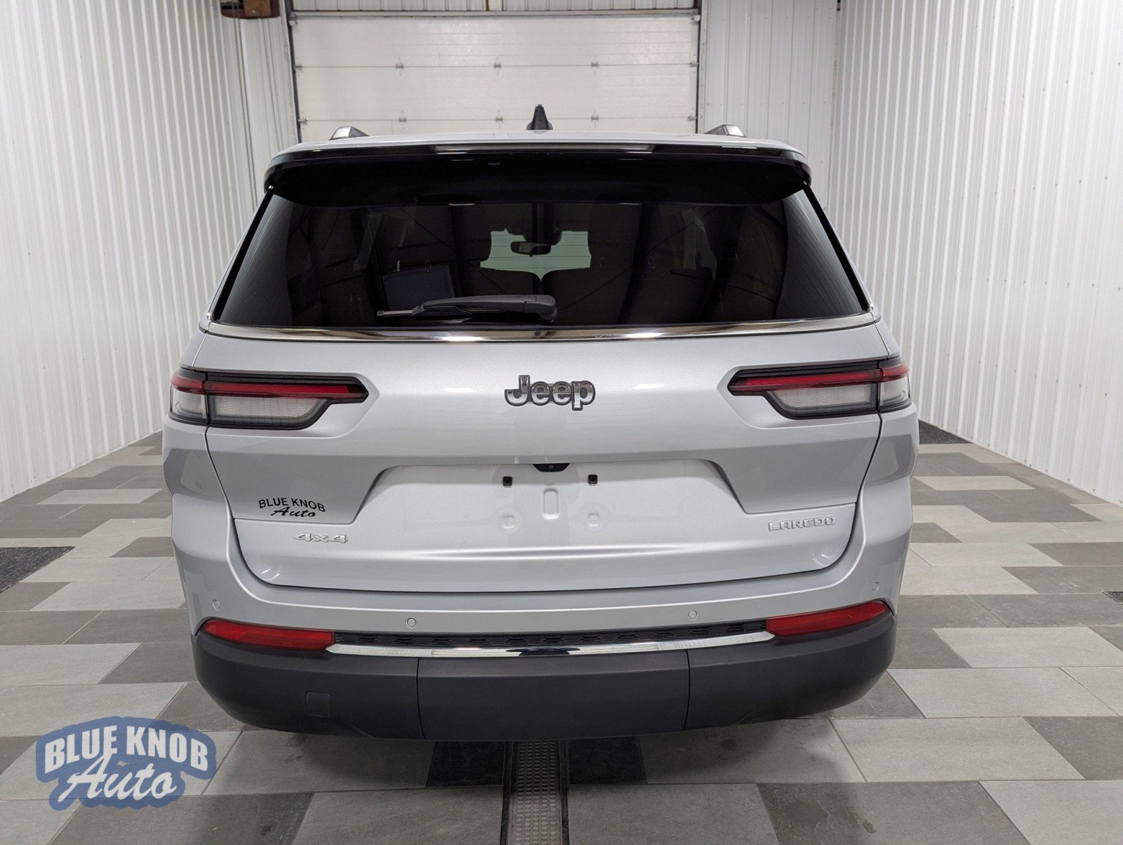 2023 Jeep Grand Cherokee Laredo photo 2