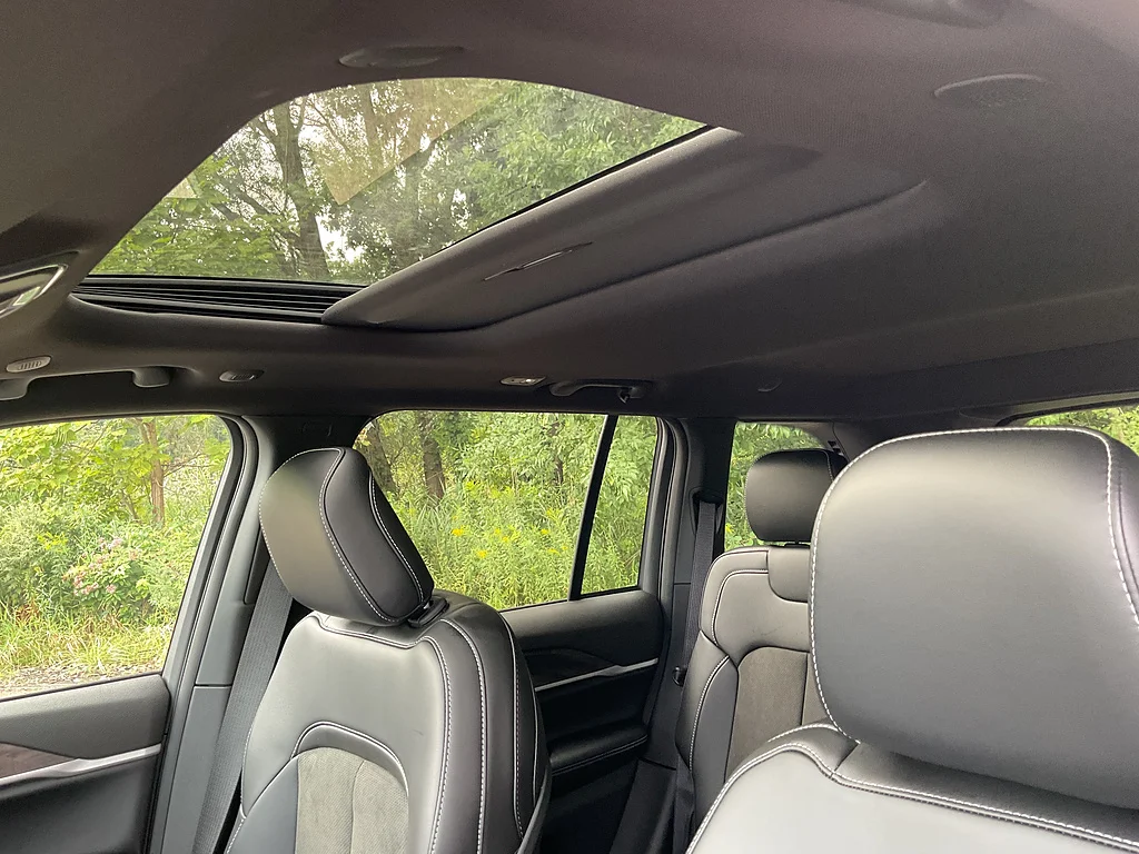 New 2027 Bright White Clear-Coat Paint Jeep Laredo Altitude image 13