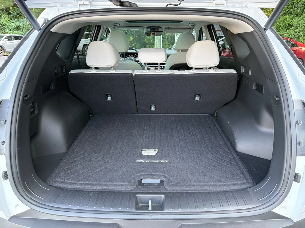 Used 2025 White Hyundai SEL Convenience image 18