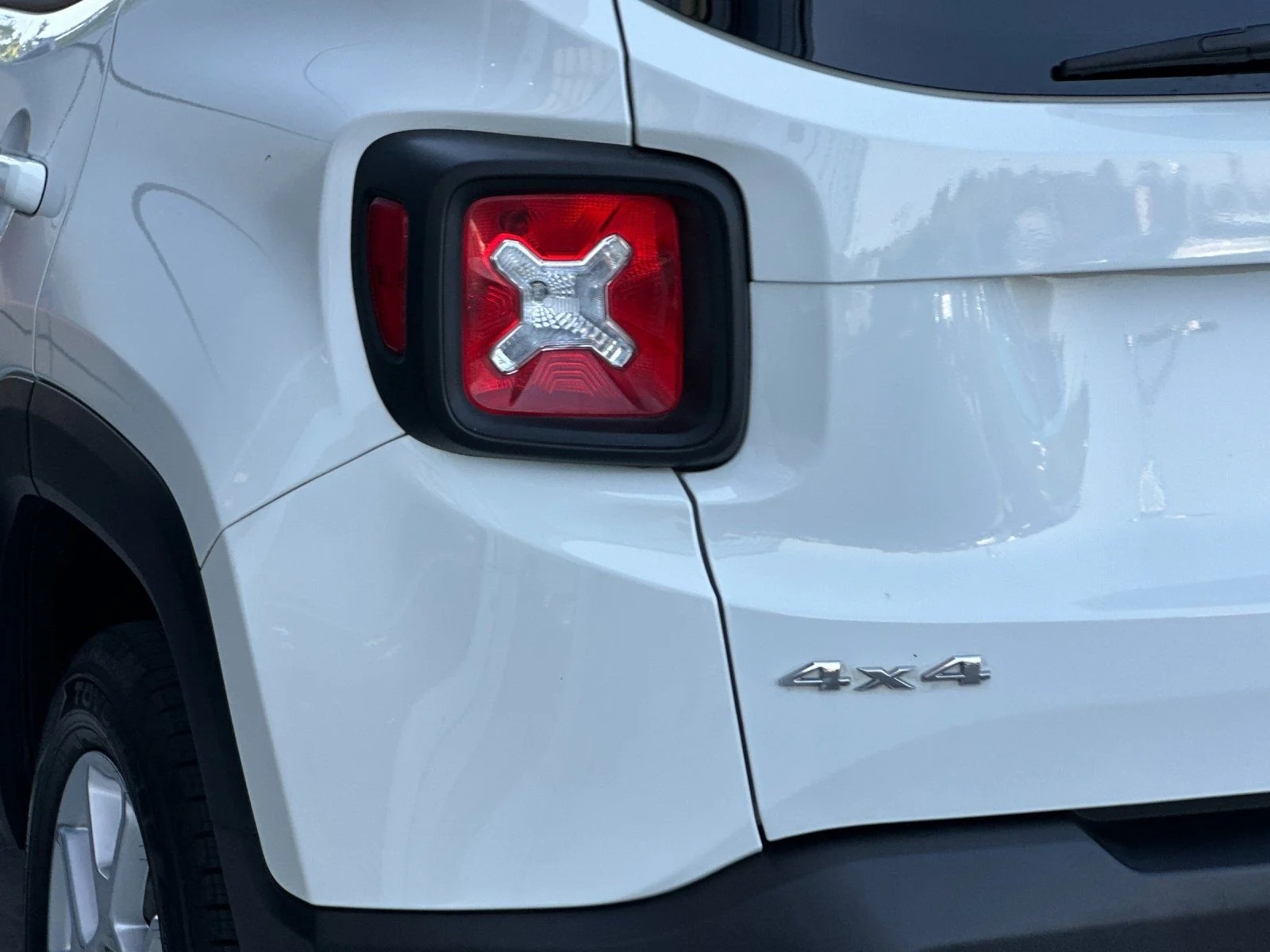 Used 2023 Alpine White Clearcoat Jeep Latitude image 25