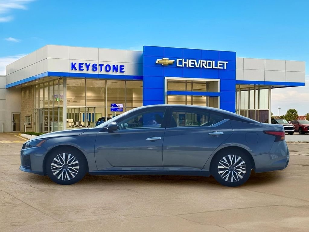 Used 2025 Gray Nissan SV FWD image 4