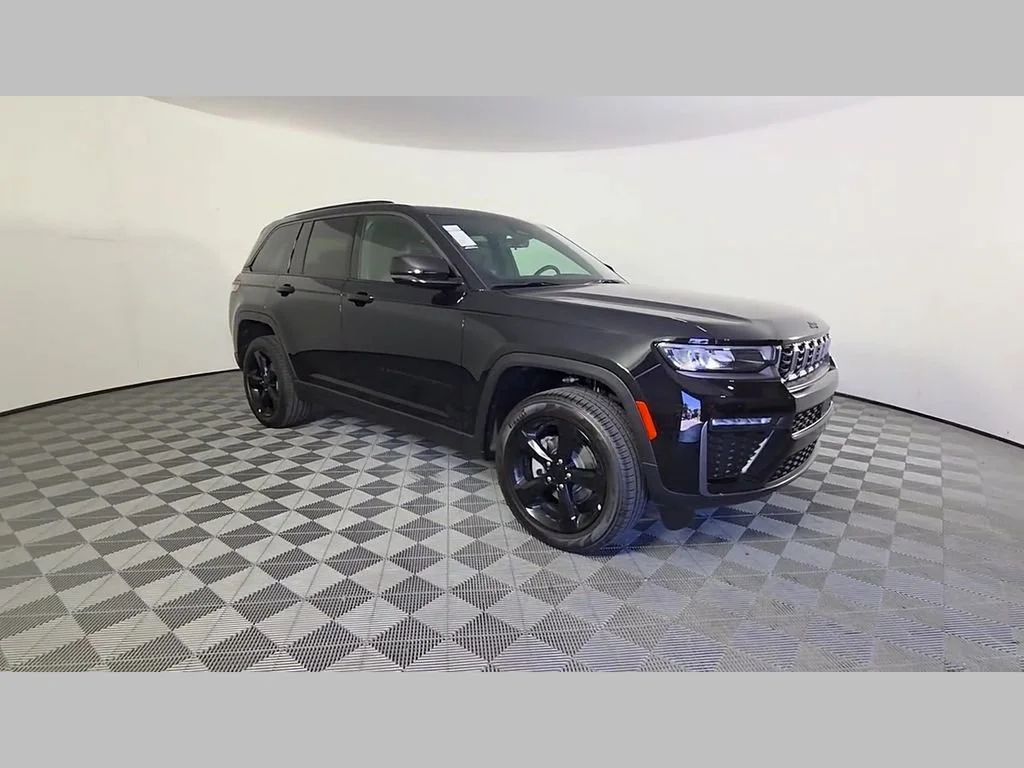 New 2026 Diamond Black Crystal Pearl-Coat Exterior Paint Jeep Limited image 39