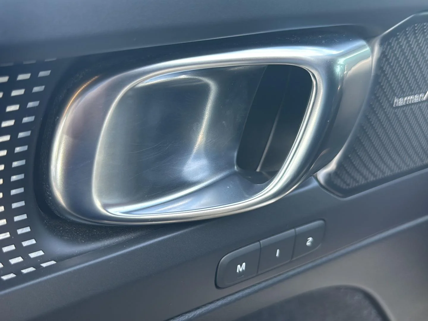 Used 2019 Gy Volvo R-Design image 8