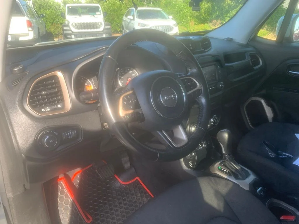 Used 2017 Alpine White Jeep Latitude image 8