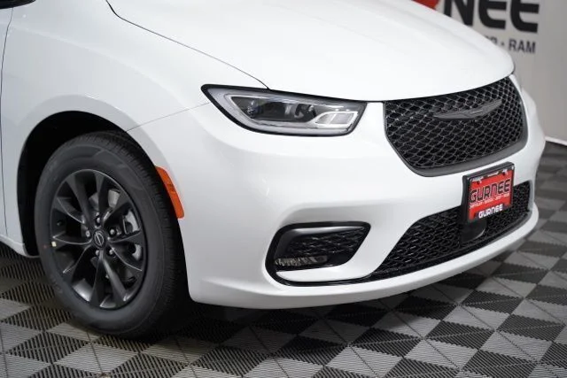 2025 Chrysler Pacifica Select - Photo 37