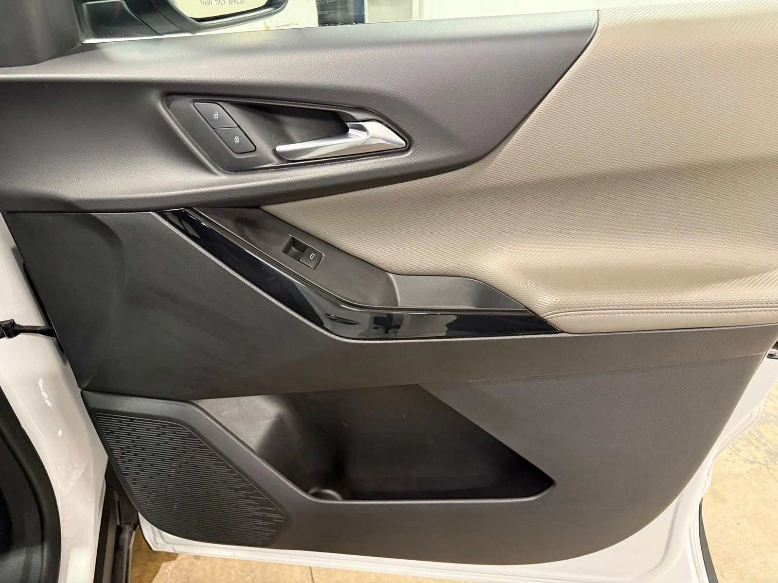 Used 2025 White Chevrolet LT image 28