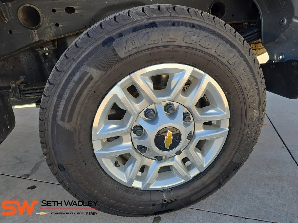 Used 2025 Sterling Gray Metallic Chevrolet LT image 31